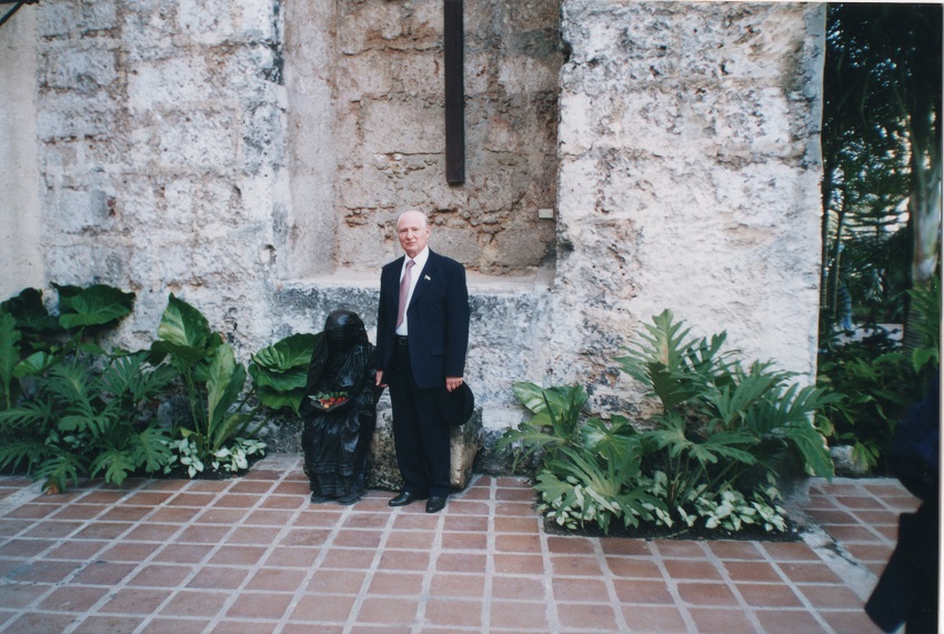 Костян С.И. у памятника Матери Марии Терезы. Гавана. Куба. 2 февраля 2004 г.