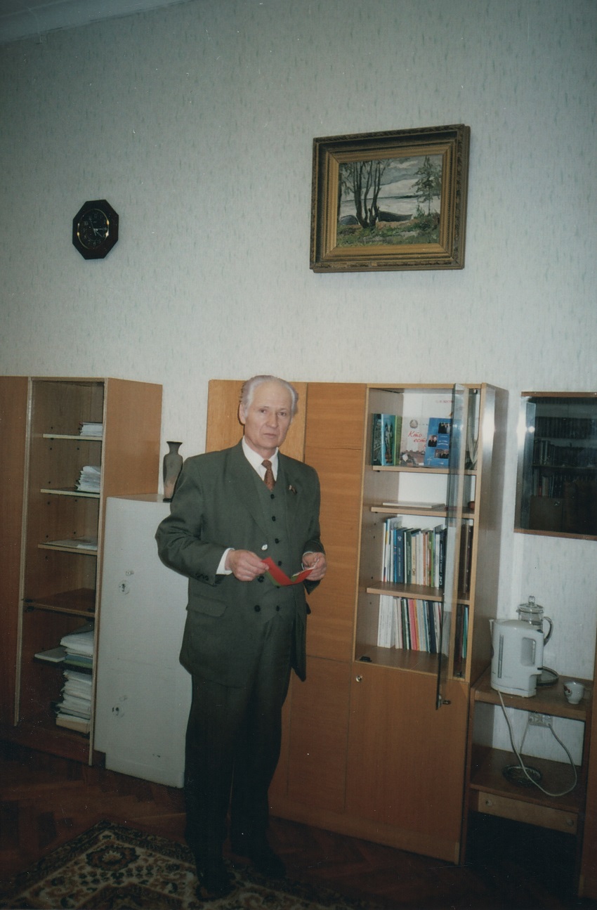 Сергей Костян в рабочем кабинете